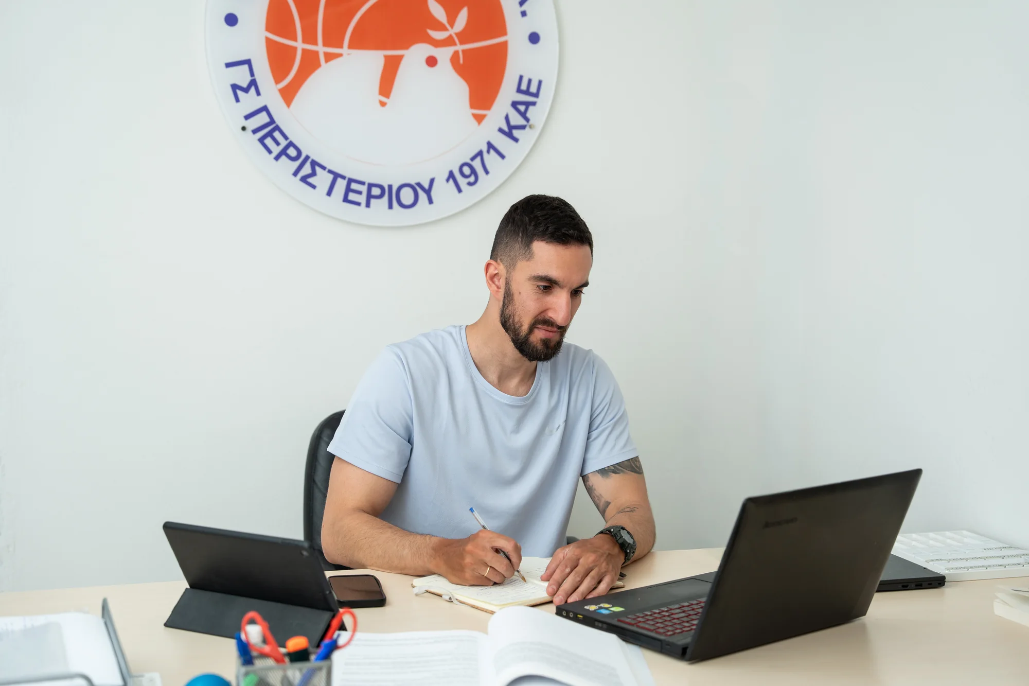Georgios preparing an individualized coaching plan before a consultation